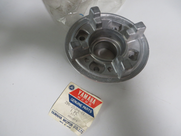 Yamaha Kettenradträger Hinterrad Nabe RD50 DX PW80 RS100 FS1 DX FS50 HUB clutch 296-25366-01 NEU
